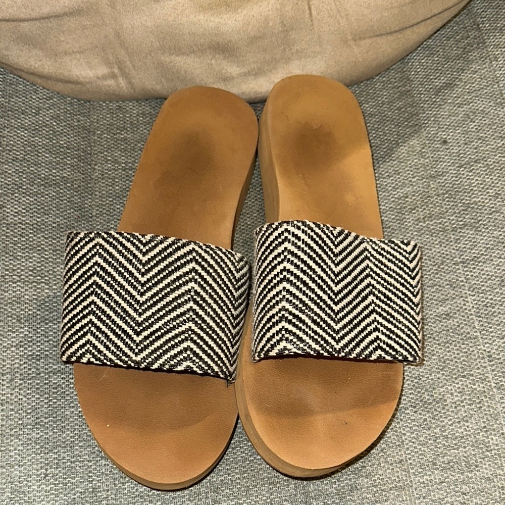 Chevron Patterned Slide Sandals
